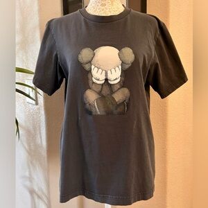 KAWS x Uniqlo Tokyo First Tee 
Size Small/Medium
* Unisex Item